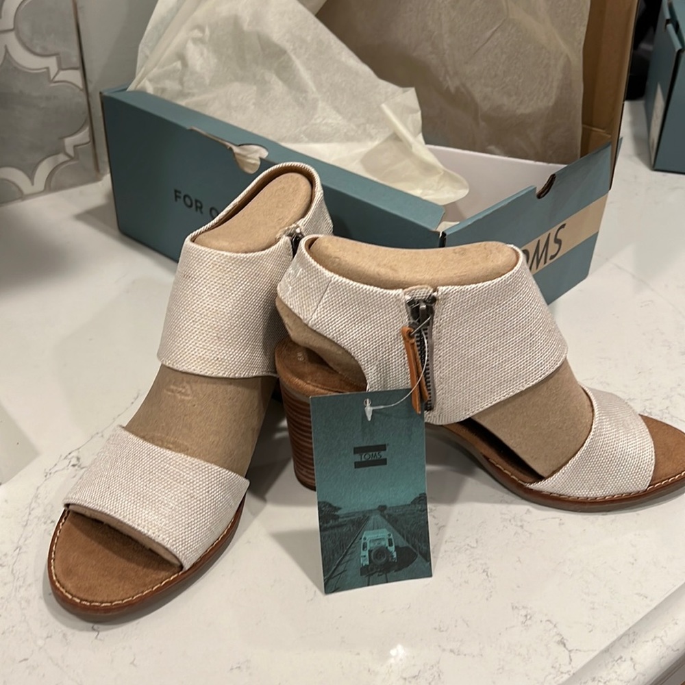 TOMS SANDALS SIZE 9